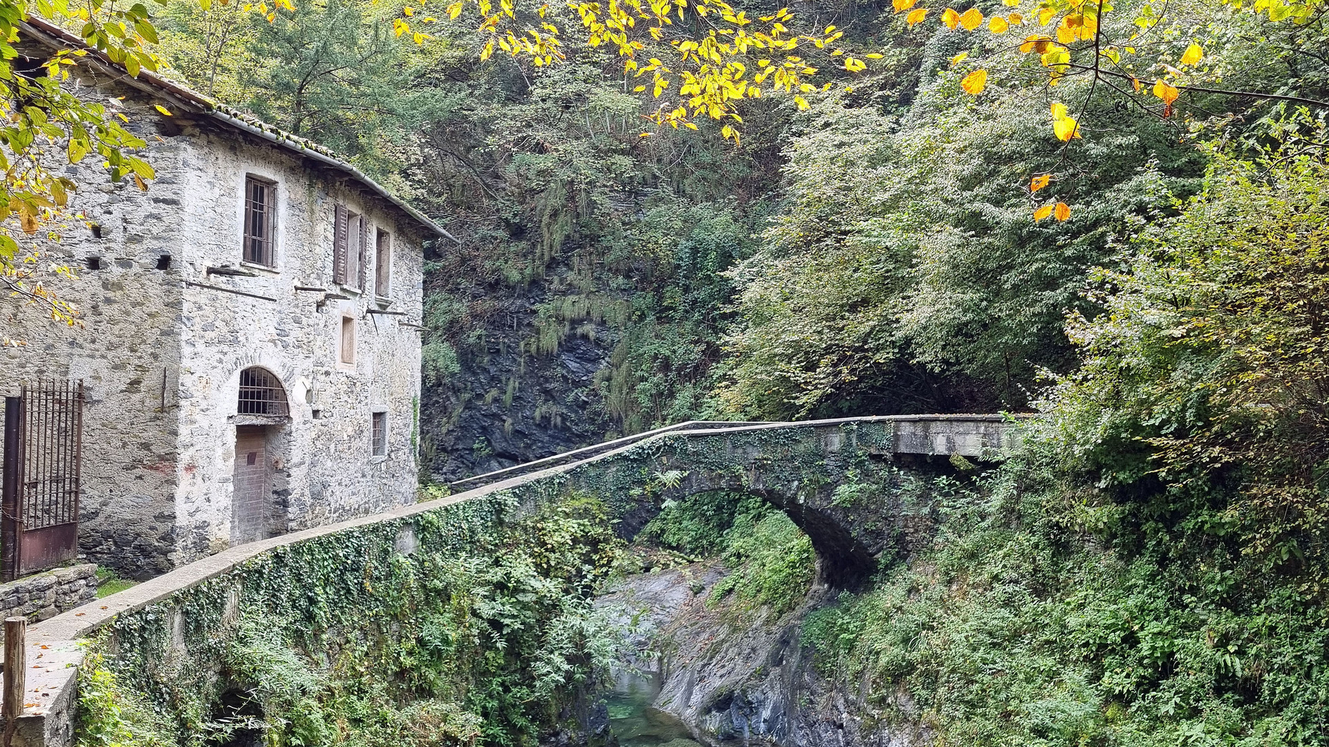 über die Brücke