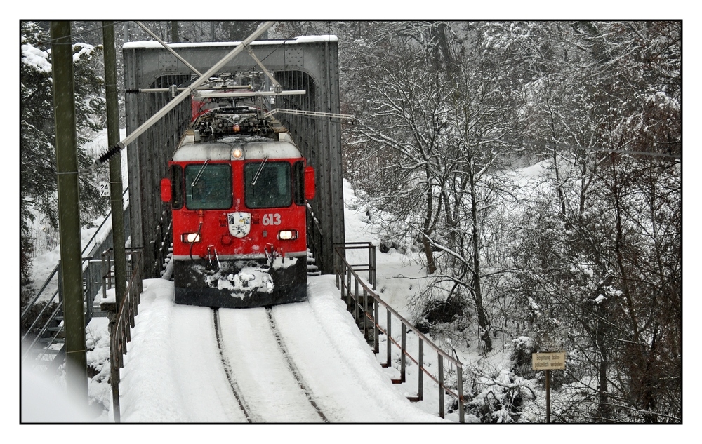 Über die Brücke am Vorderrhein die kleine Rote 613