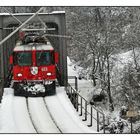 Über die Brücke am Vorderrhein die kleine Rote 613