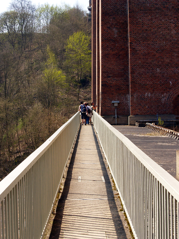 ...über die Brücke !!!