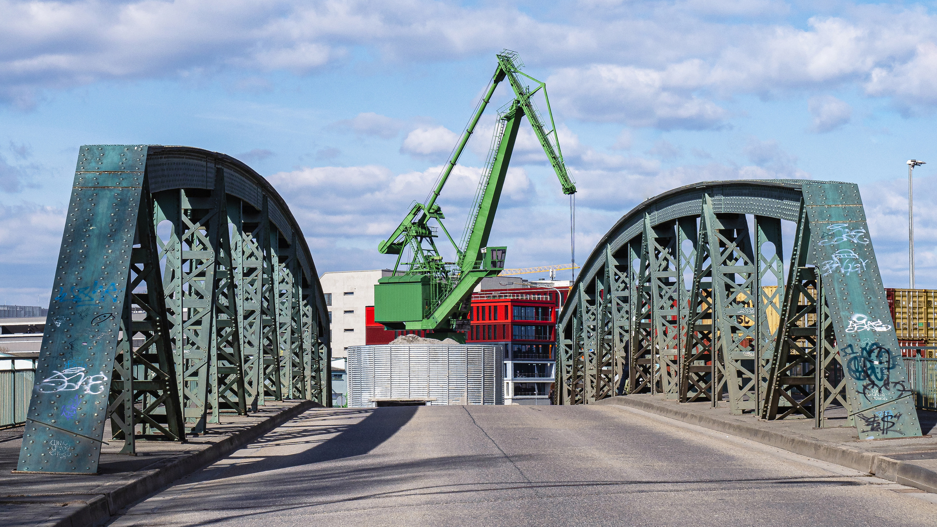 Über die Brücke. Frankfurt Osthafen.