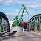 Über die Brücke. Frankfurt Osthafen.