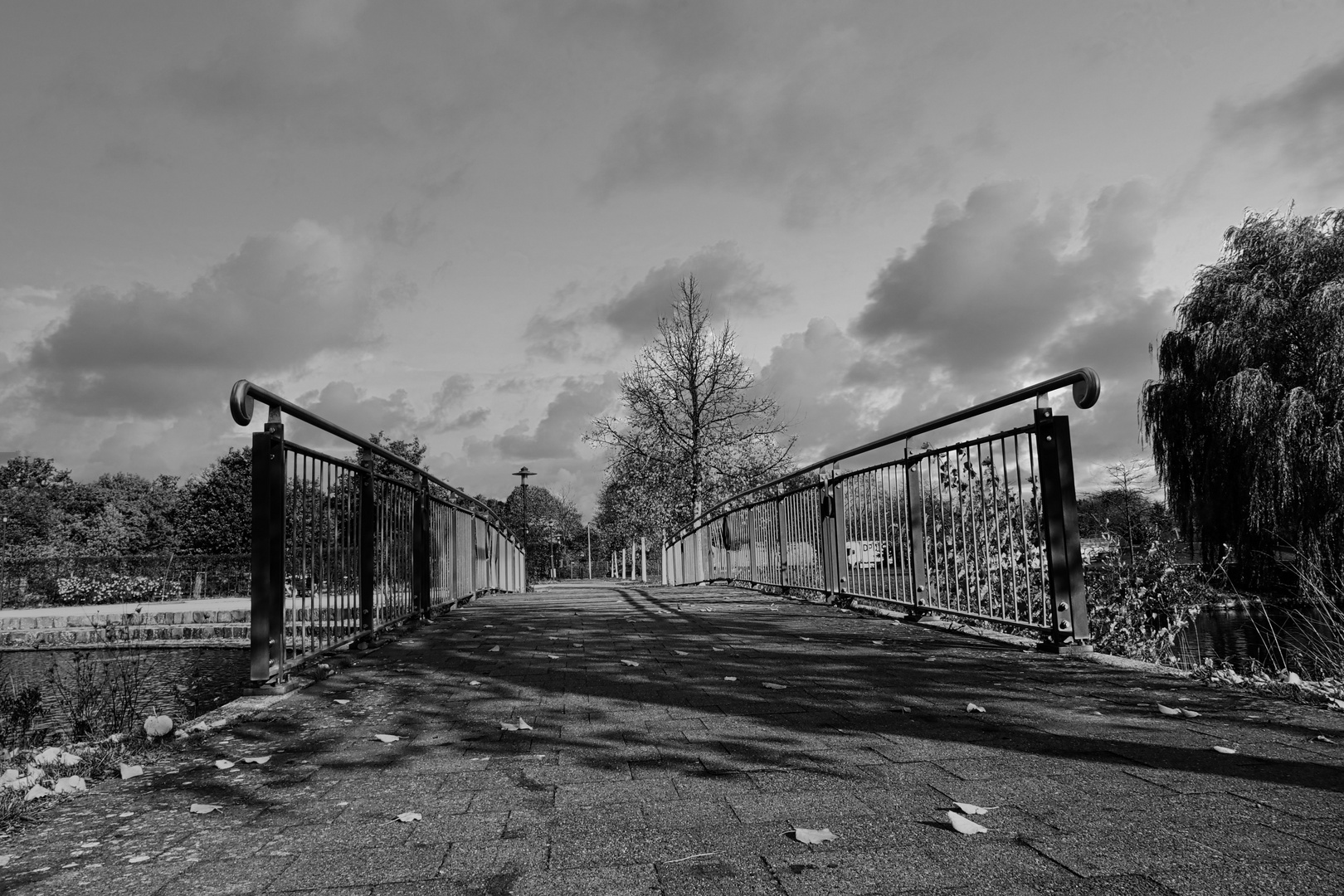 ..über die Brücke gehen