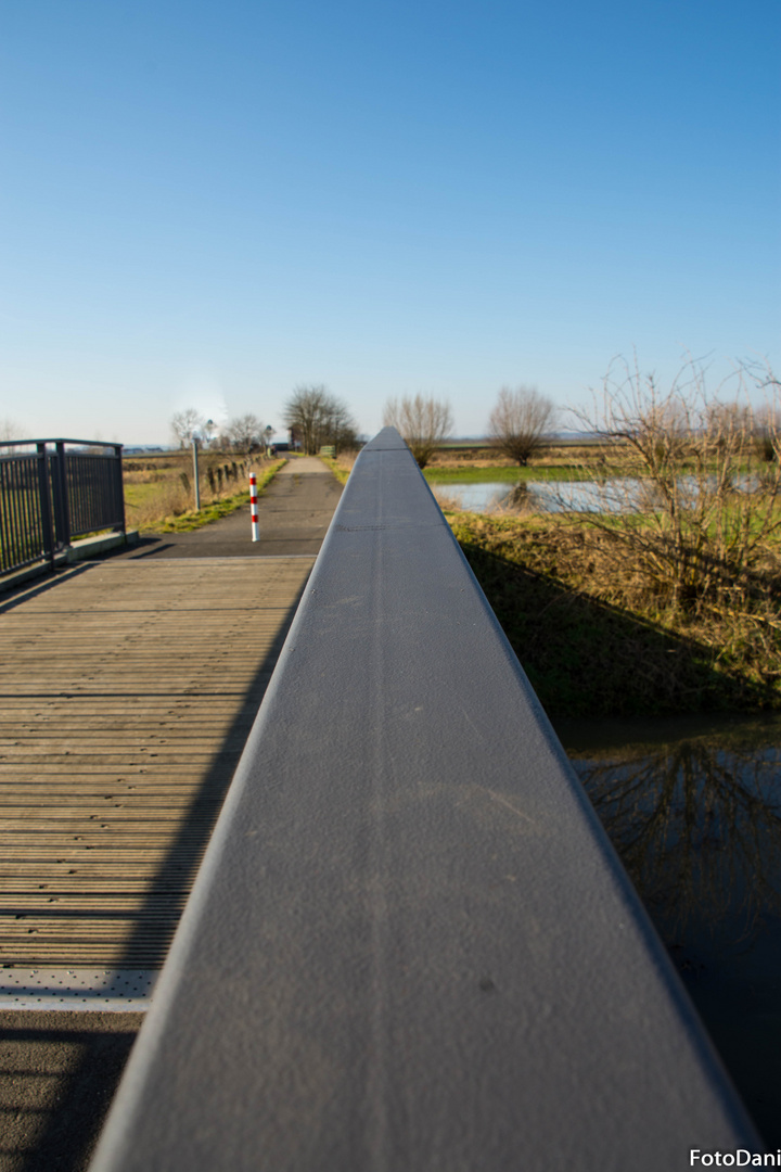 über die Brücke gehen