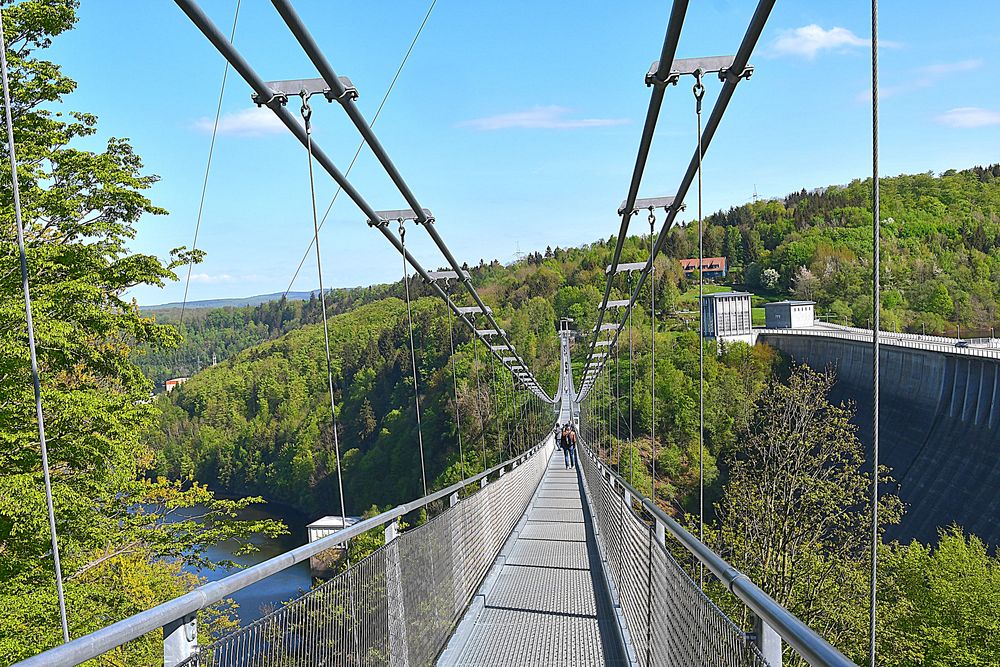 Über die Brücke gehen