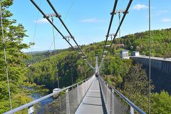 Über die Brücke gehen