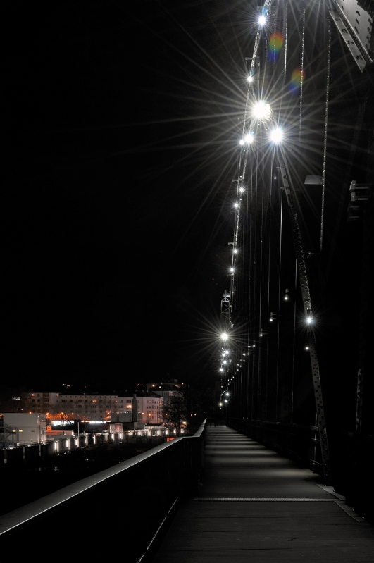 Über die Brücke gehen