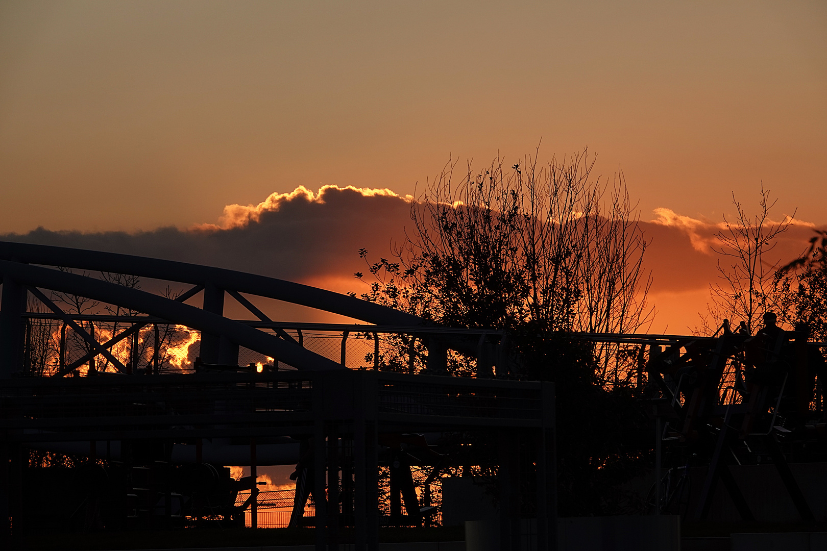 über die Brücke gehn bei Sonnenuntergang 