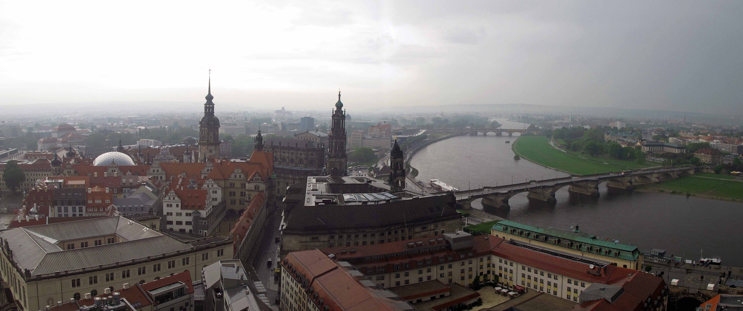 über die Brücke in den Regen.....