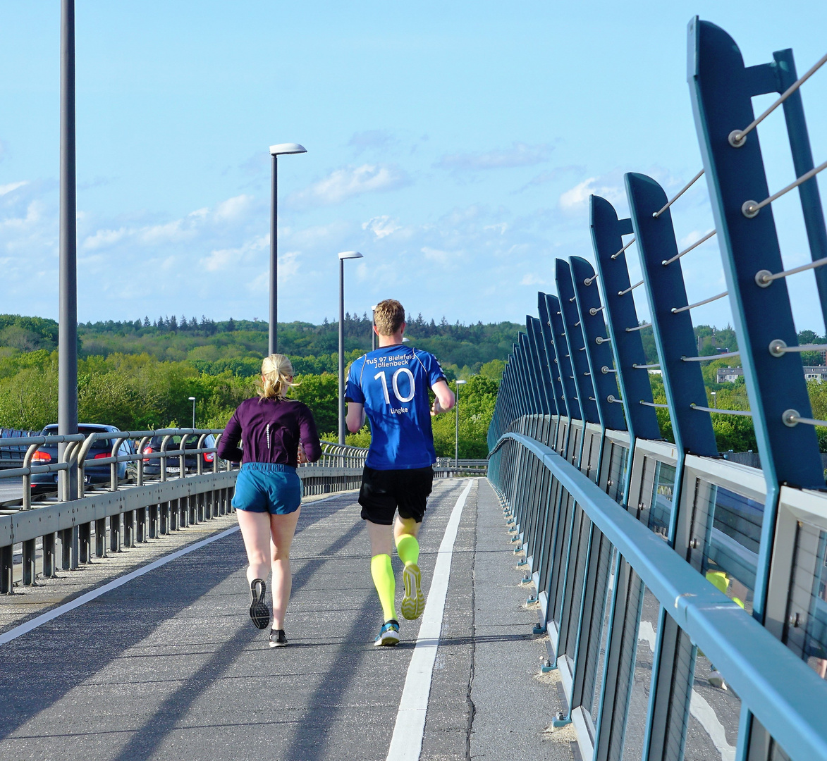 Über die Brücke joggen.