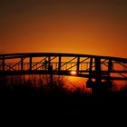 über die Brücke mit dem Fahrrad bei Sonnenuntergang
