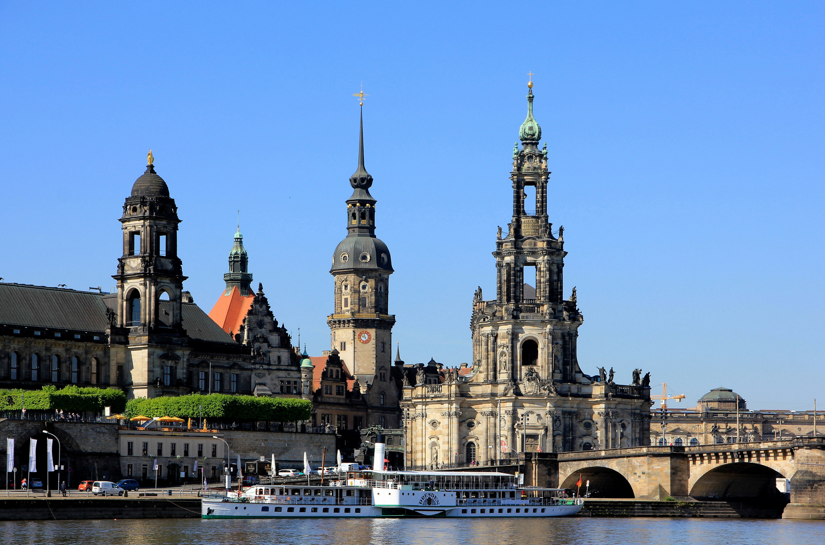 Über die Elbe zur Altstadt