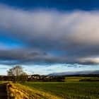 Über die Felder zum Dorf