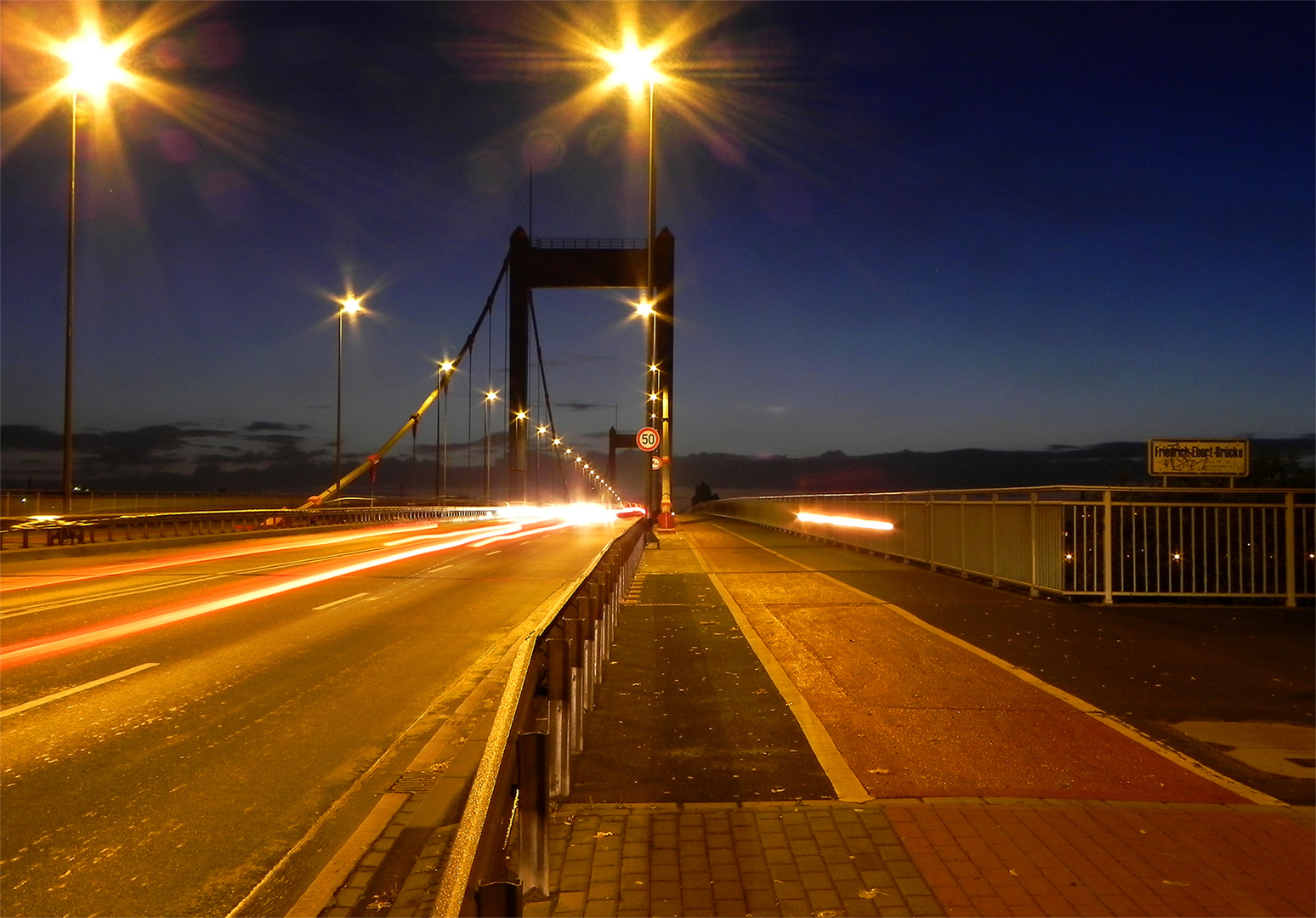 Über die Friedrich-Ebert-Brücke