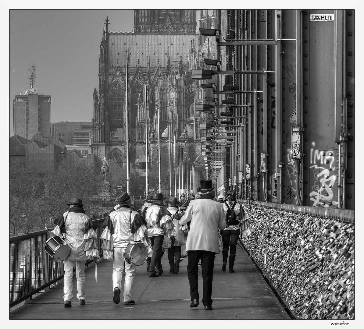 ... über die Hohenzollernbrücke