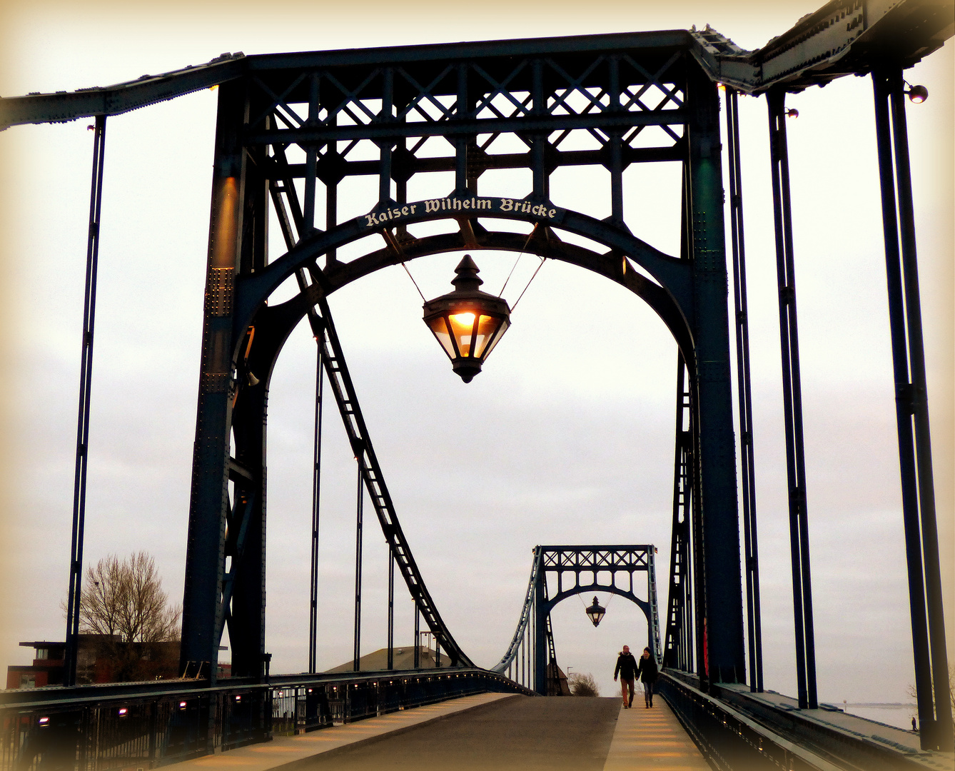 Über die( K.-W.-)  Brücke gehen...