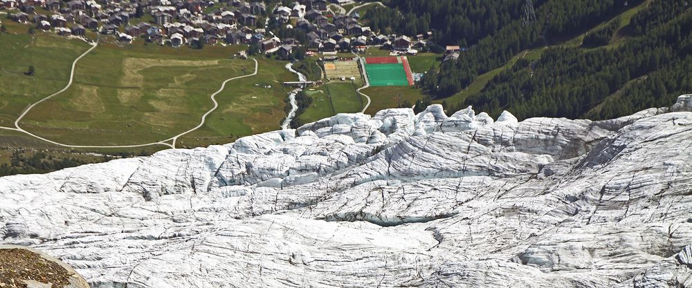 Über die Kannte des Feegletschers im Wallis 1000m tiefer geschaut...