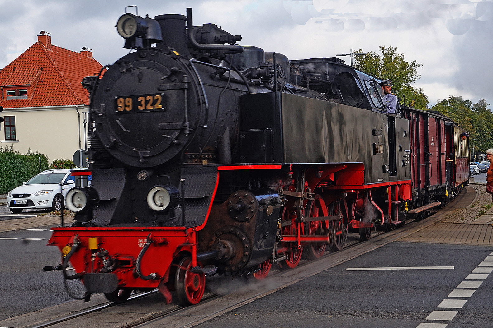 Über die Kreuzung zum Haltebahnhof 