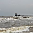 über die Ostsee mit dem Blick zur Seebrücke Zinnowituz mit der Tauchglocke