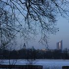 über die Pferderennbahn in Leipzig mit Blick aufs Rathaus und den Uniriesen