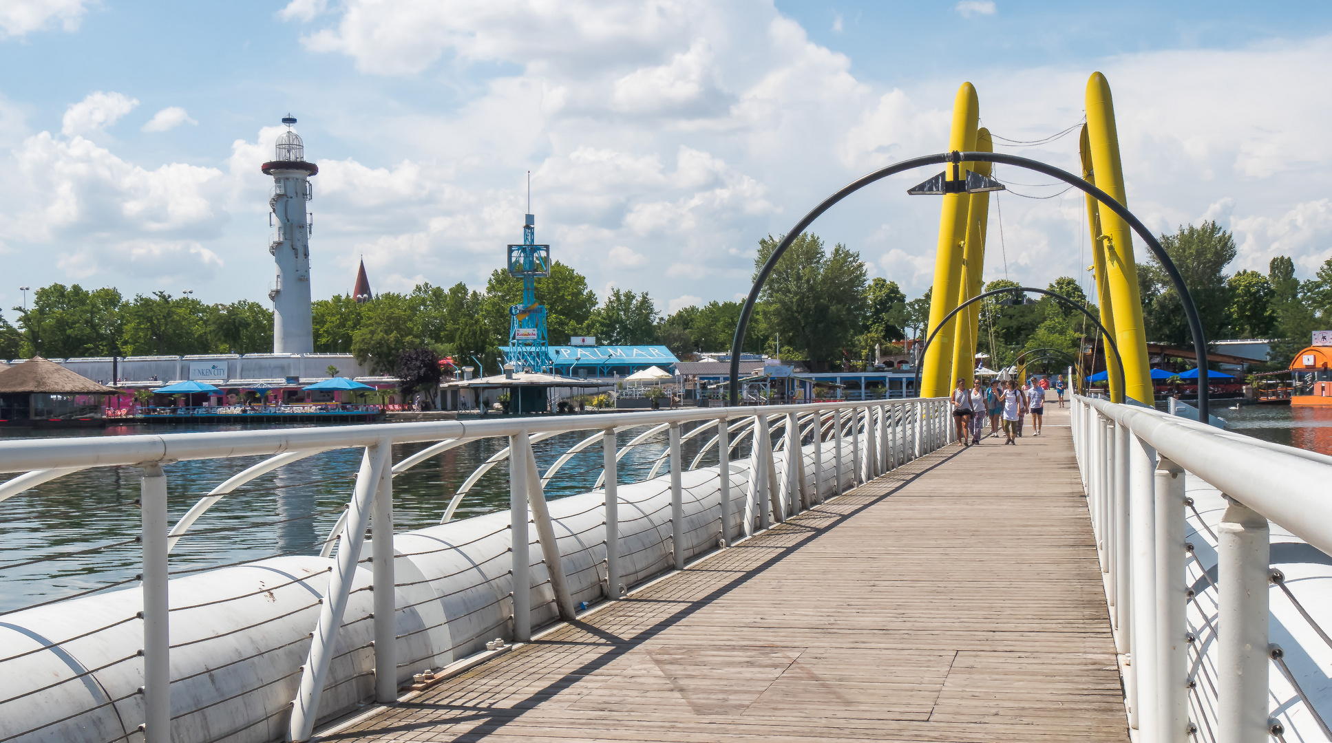 Über die Ponte Cagrana