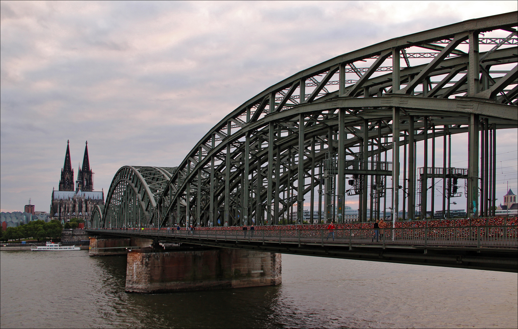 Über diese Brücke ...