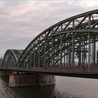 Über diese Brücke ...