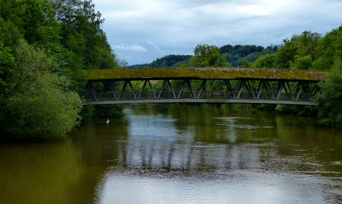 Über diese Brücke ...