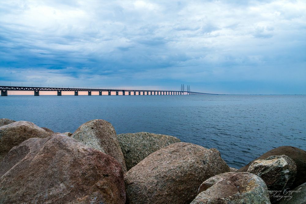 über diese Brücke ...