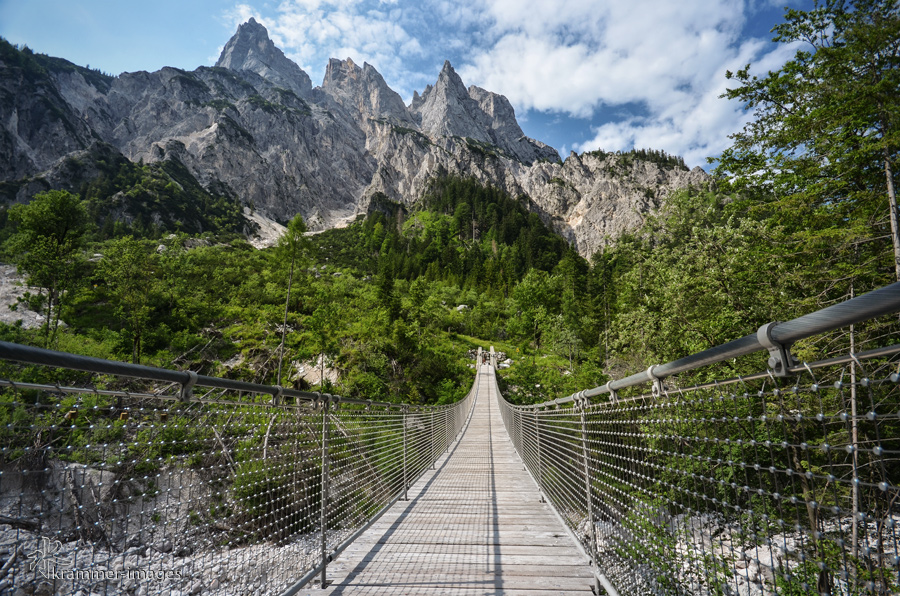 Über diese Brücke ...