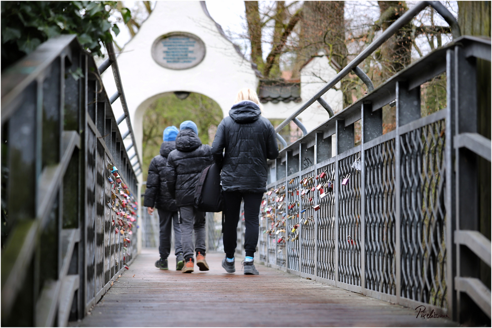 Über diese Brücke...