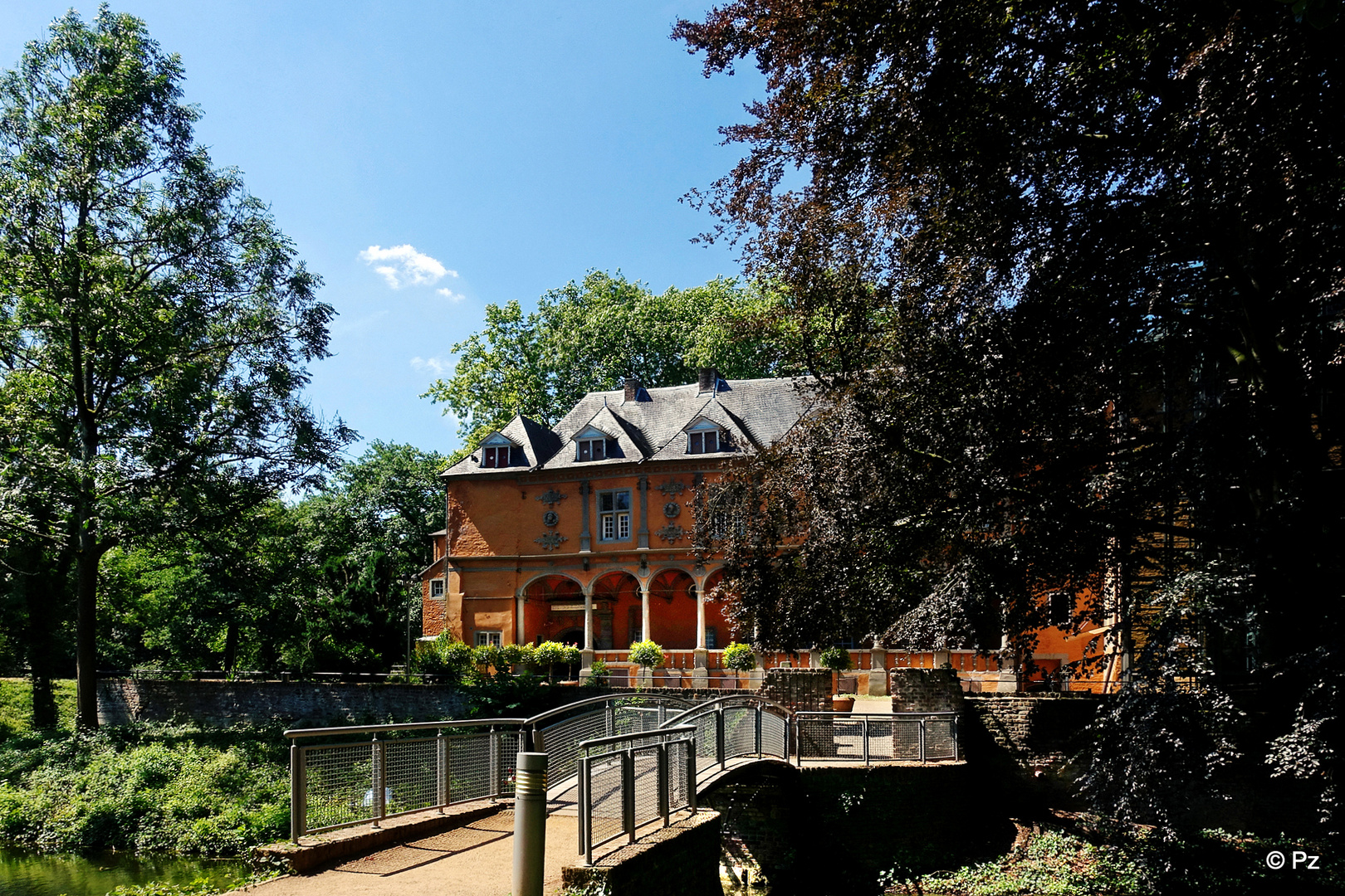 "Über diese Brücke" kommt der Wanderer von Schloss Rheydt ...