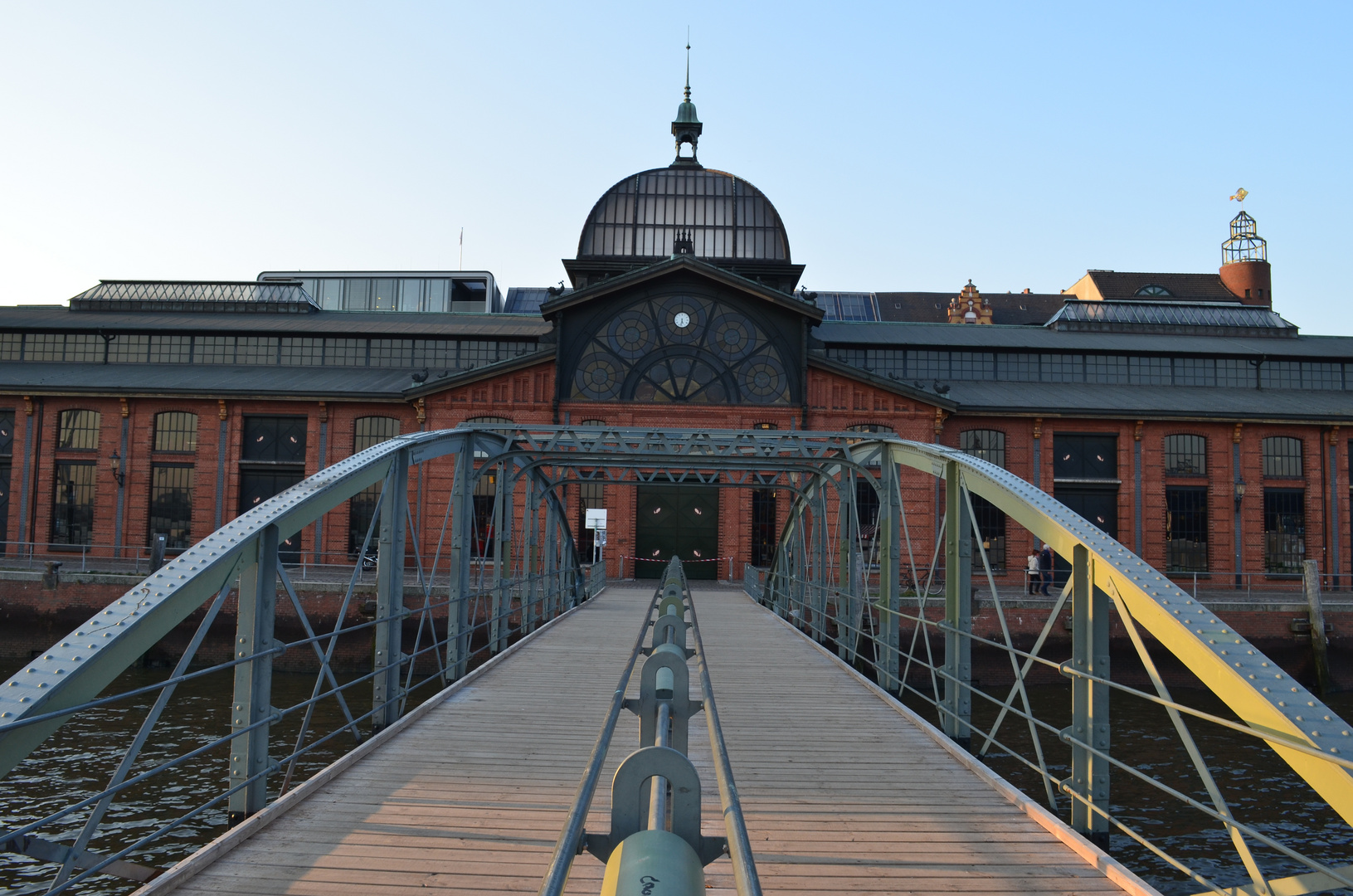 über diese Brücke musst du gehen