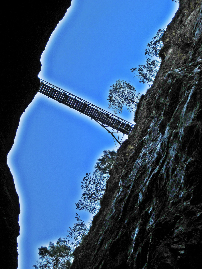 Über diese Brücke mußt du gehen....