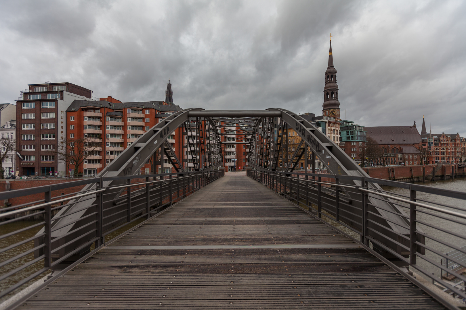 Über diese Brücke musst du gehn