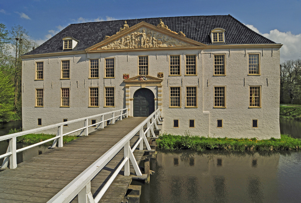 Über diese Brücke mußt Du gehn ... ins Schloß der Herrlichkeit Dornum (Ostfriesland)