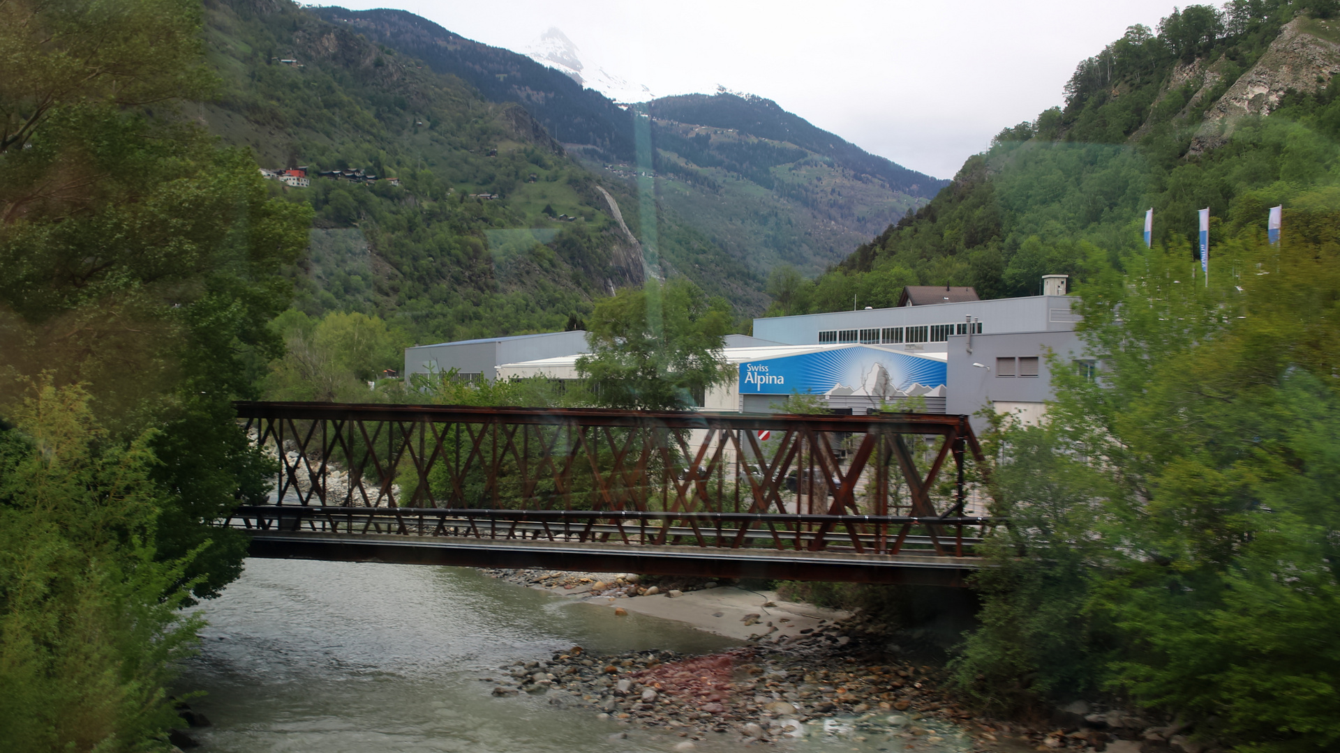 Über diese Brücke  über den Massakanal wurde...