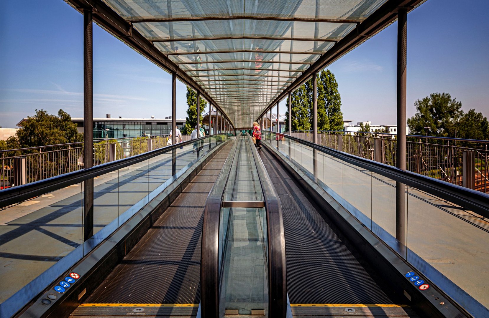 Über eine Brücke musst du gehn ...