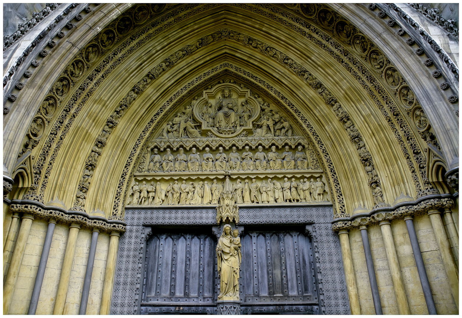 Über einem der Eingänge zur Westminster Abbey