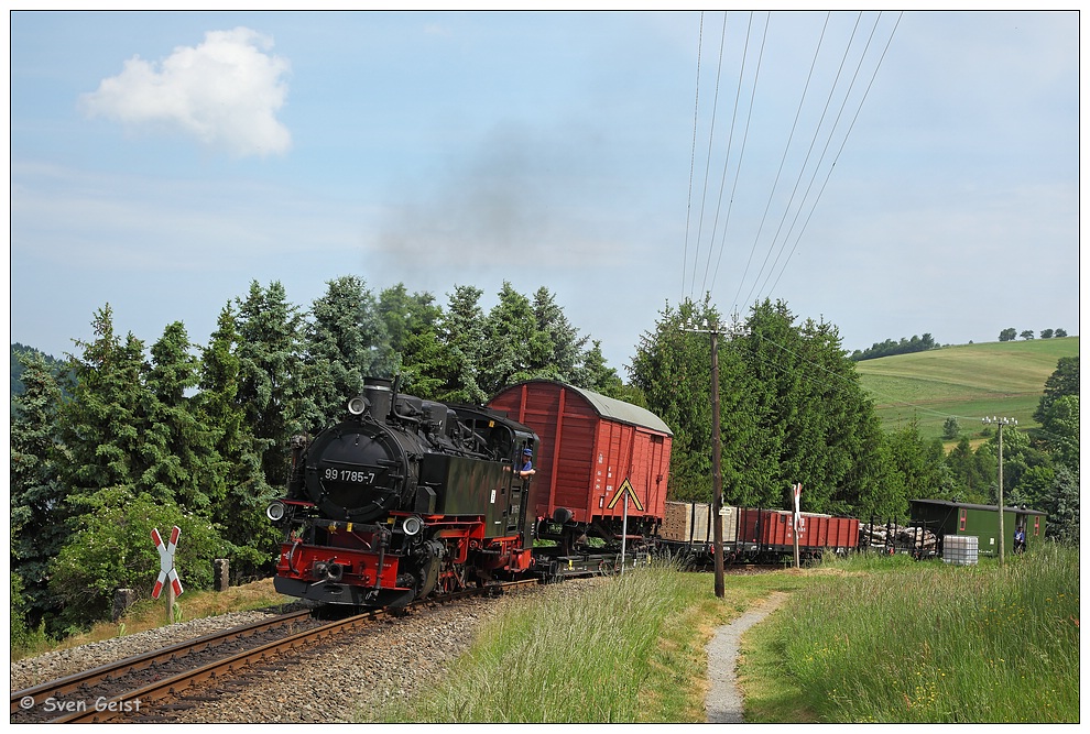 Über einen Bahnübergang bei Neudorf im Sehmatal