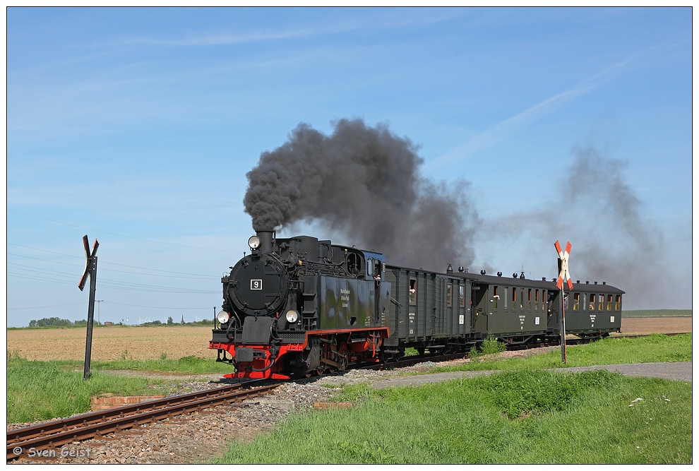 Über einen Bahnübergang beim Zirkelschacht