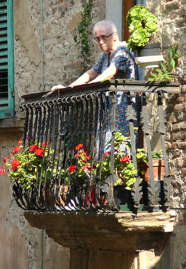 Über einer Gasse in Montepulciano (Italien)