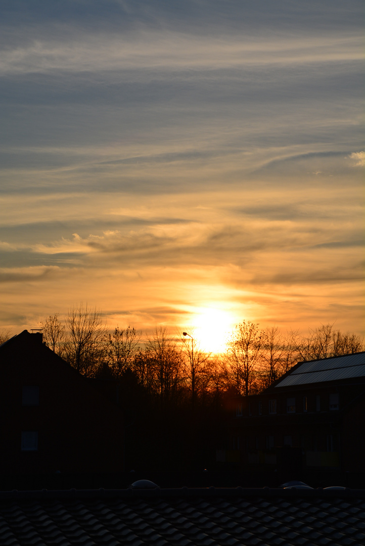 Über Kamens Dächern... Sonnenuntergang im Frühjahr Teil II