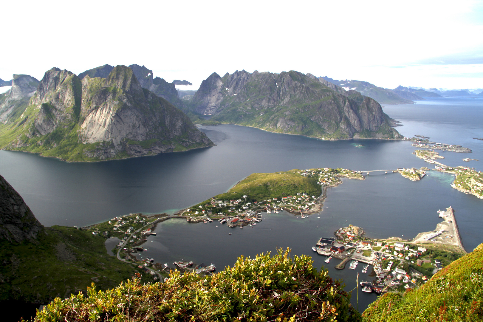 Über Reine auf den Lofoten Foto & Bild landschaft, berge, gipfel und grate Bilder auf