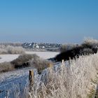 über Schnee bedehehecktes Feld ....