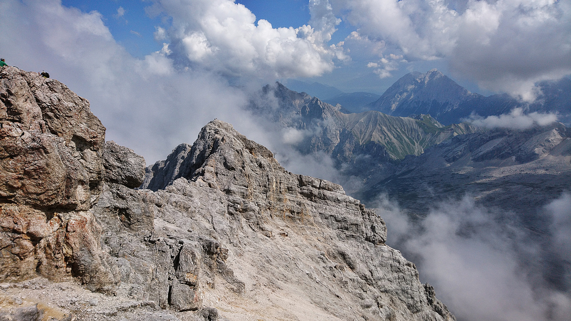 Über und unter den Wolken 