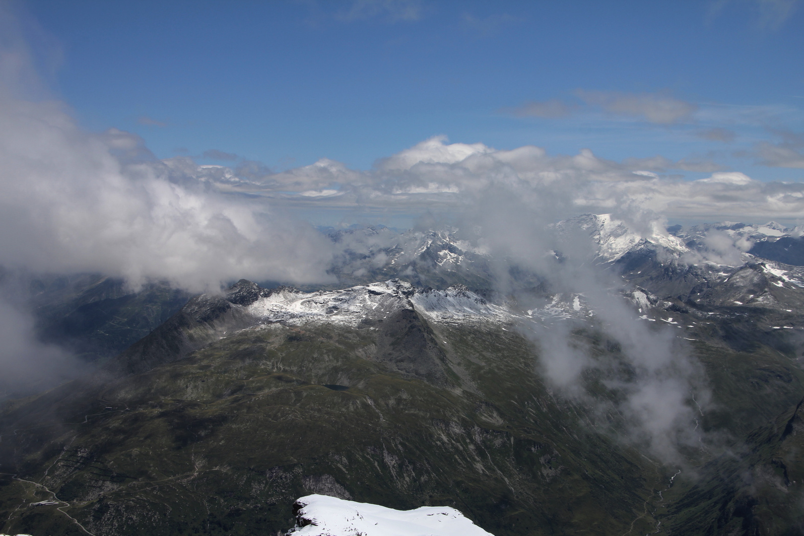 Über und unter den Wolken ...