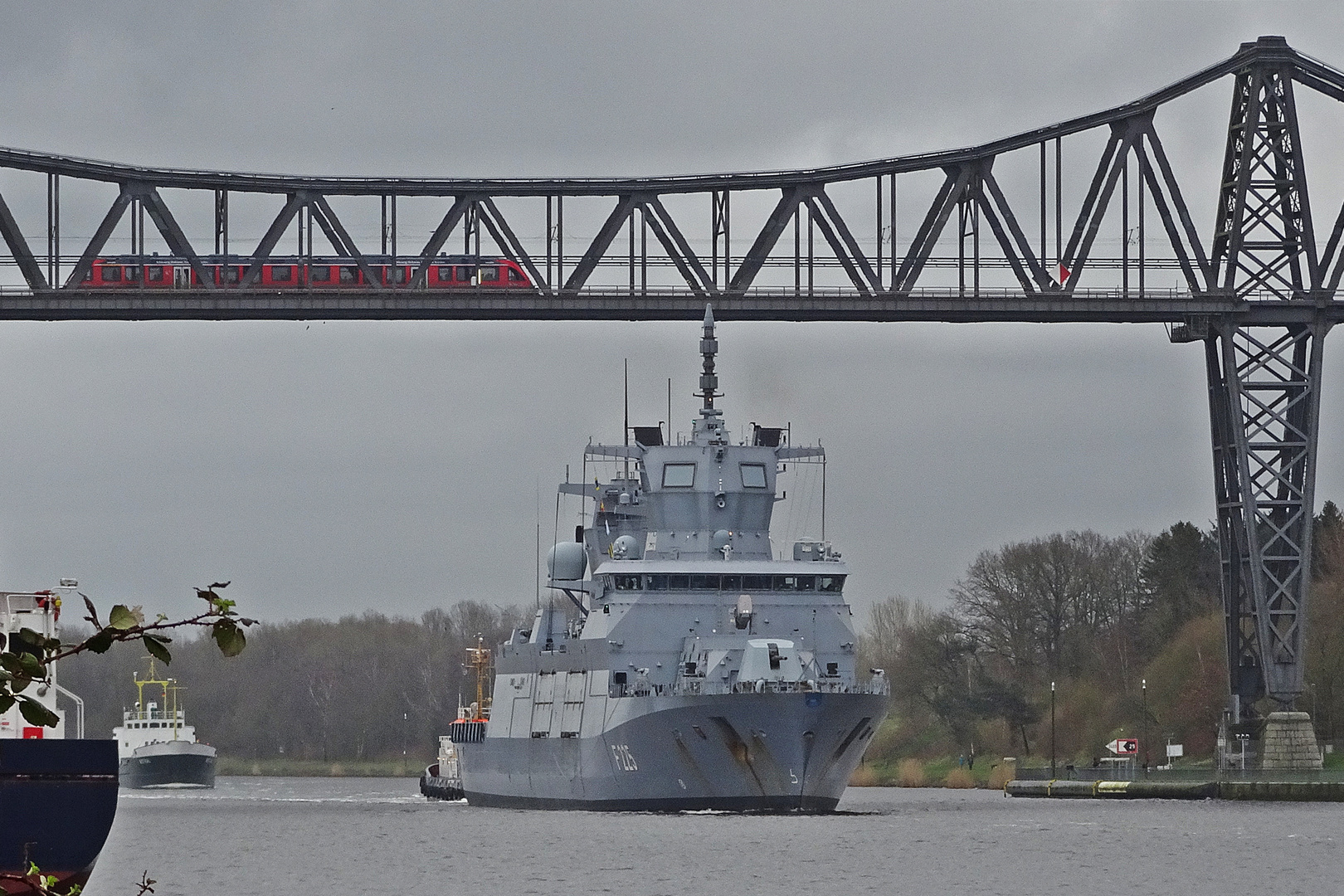 über und unter der Hochbrücke in Rendsburg 