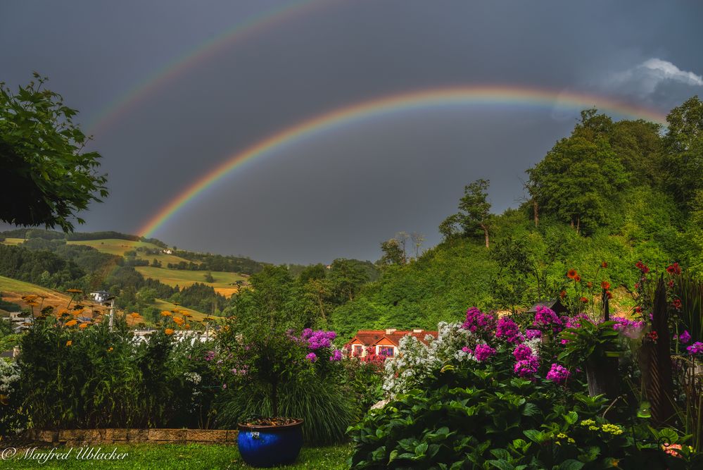 Über unserem Garten ...