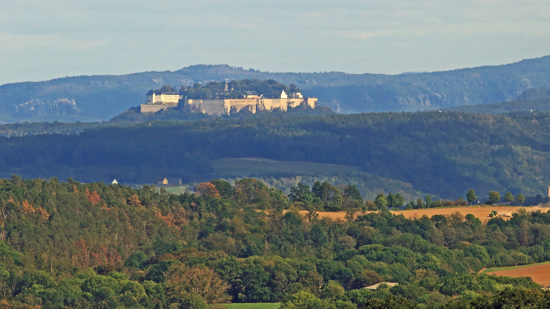 Über viele Kilometer Entfernung kann man von Maxen aus auf der Festung Königstein...